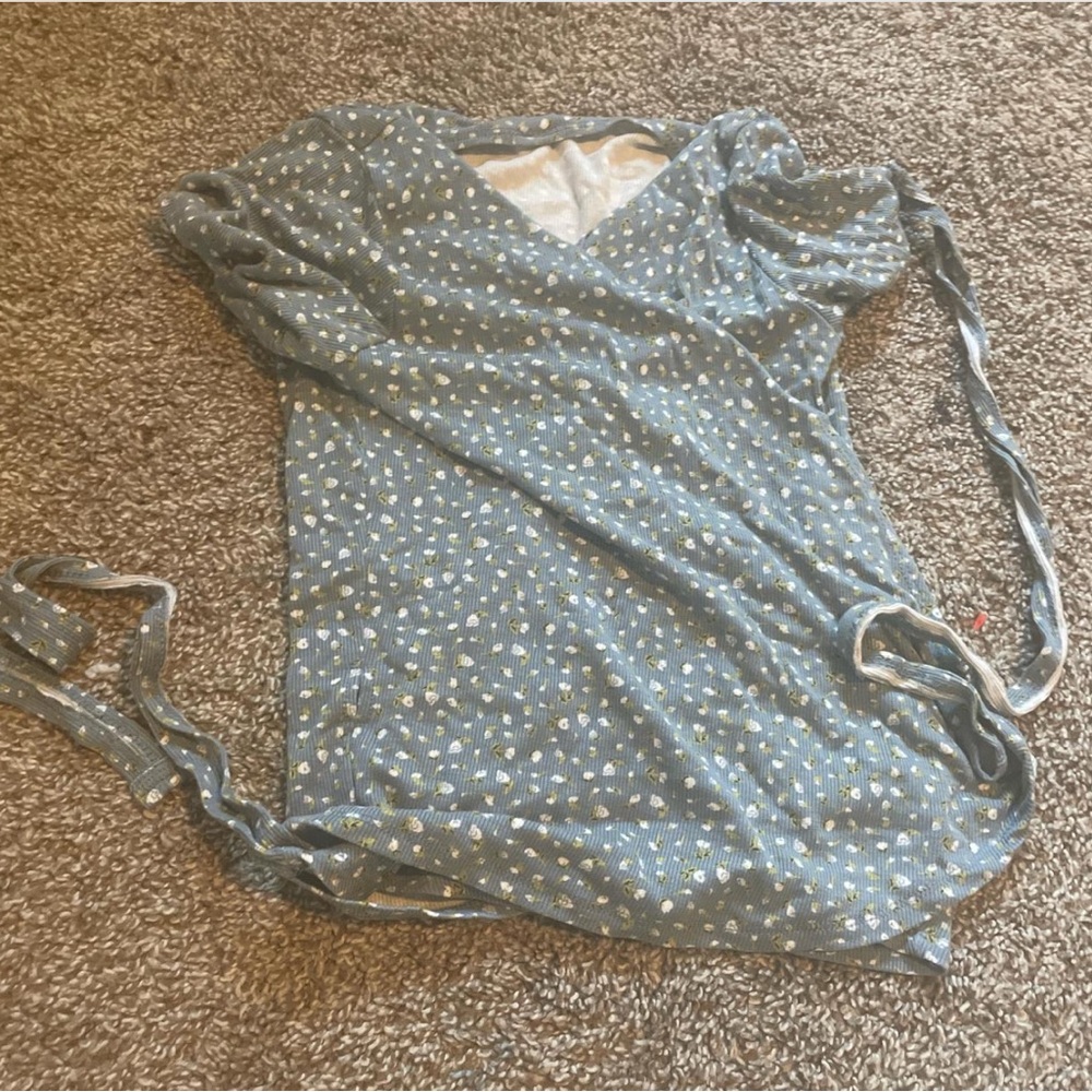 Blue flower Dot Wrap top